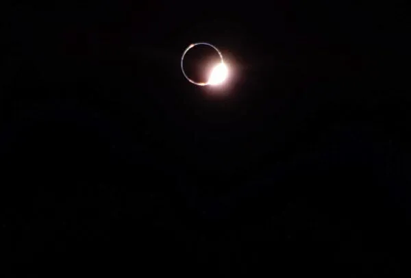 Lunar Lander Is Second Ever to Witness 'Diamond Ring Effect' From the Moon