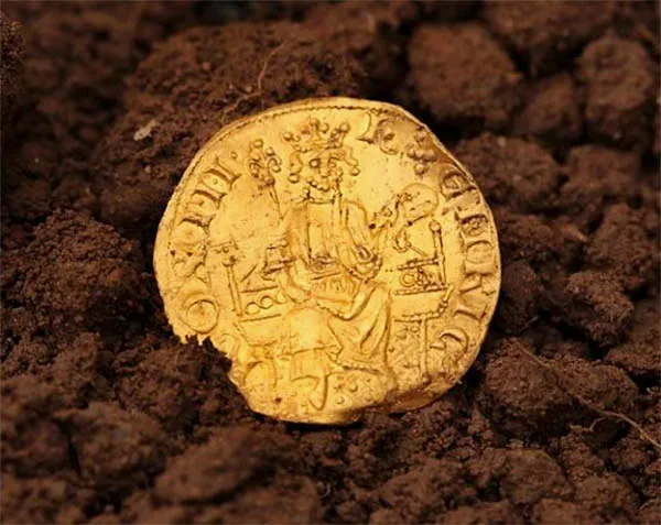 Treasure Hunter Braces for $500K Windfall After Finding 1257 'Henry III Gold Pen