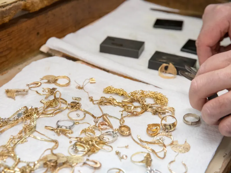 1. bring your Spare jewelry to Your Appointment Once you set up your appointment with our gold-buying experts, gather your spare jewelry to bring in with you. D. Geller & Son Jewelers Kennesaw, GA