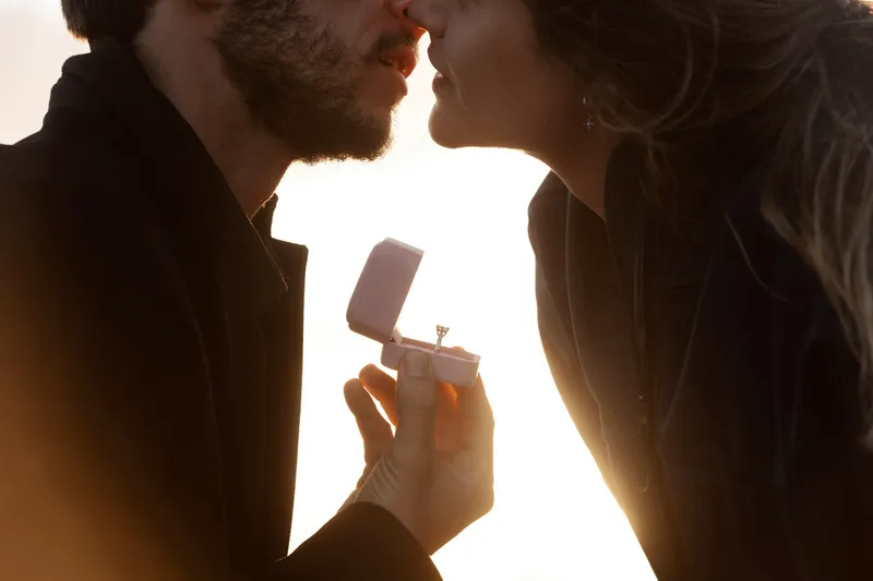 Read Article: A Lover&#8217;s Guide to the Best Place to Buy Engagement Ring Online