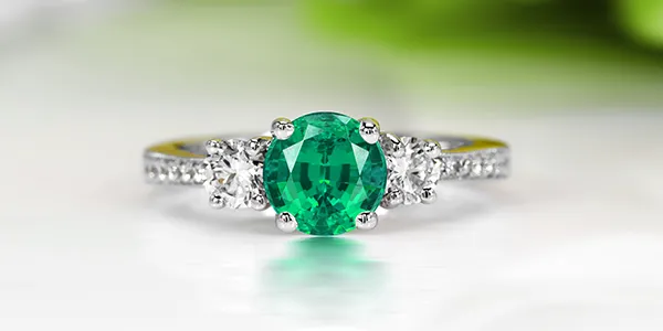 Gemstone Options: Move beyond the conventional allure of diamonds and discover the captivating beauty of alternative gemstones. 