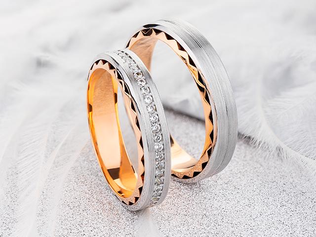 silver and gold wedding band