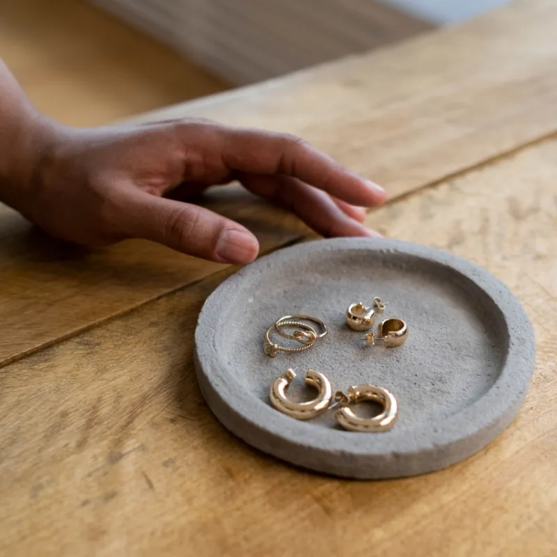 Polished perfection: Unveiling the art of jewelry cleaning and inspection.