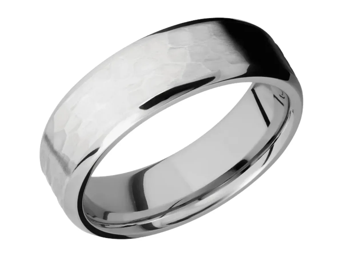 Hammered  men&rsquo;s wedding band
