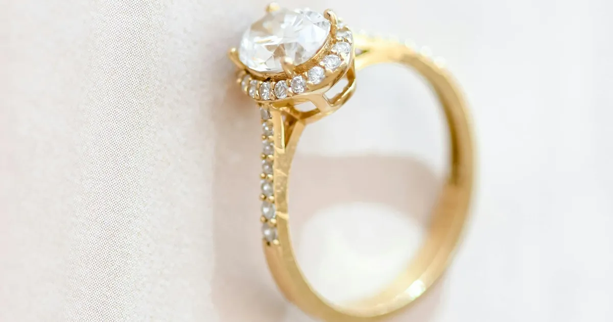 The Best Time to Give Unique Engagement Rings During the Holidays: A Guide to Me