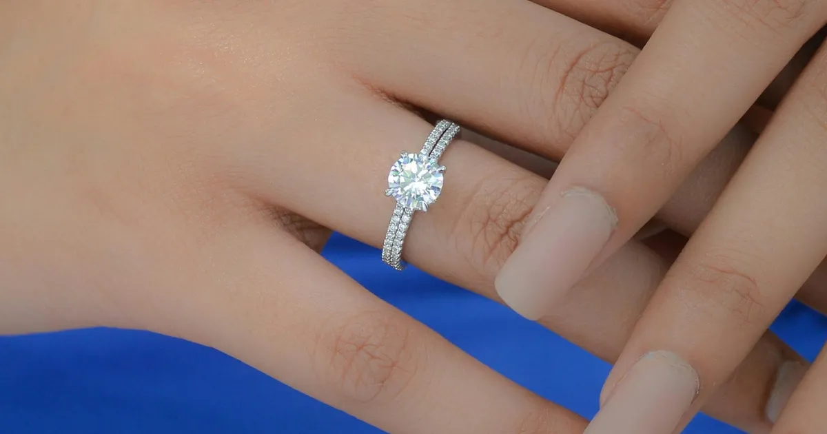 How to Make Your Holiday Season Special with Unique Engagement Rings: Creative I