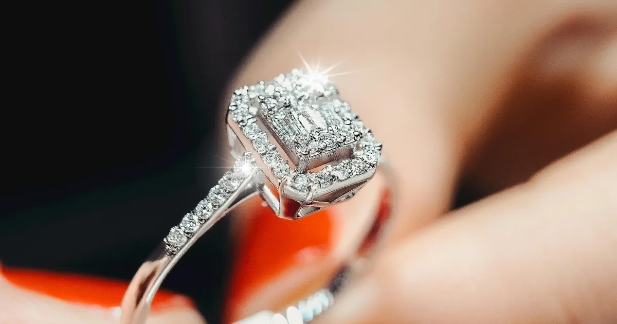 Planning Your Perfect Holiday Proposal with Unique Engagement Rings: A Complete