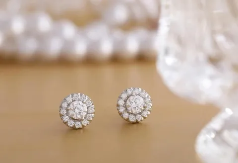 Round diamond stud earrings