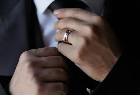 Create 5-7 word alt text with men's wedding band word in it