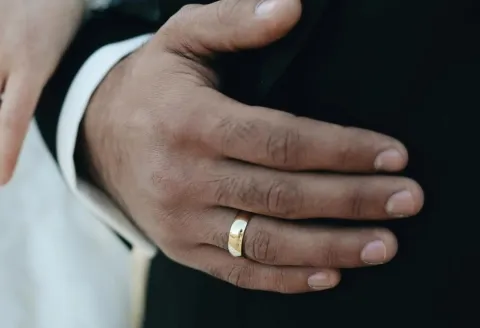 Man wearing classic gold men's wedding band