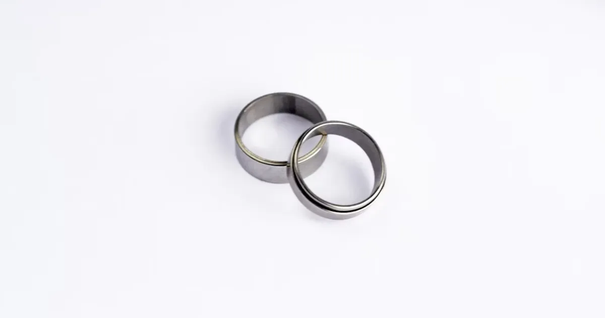 A Complete Guide to Affordable Men's Wedding Bands