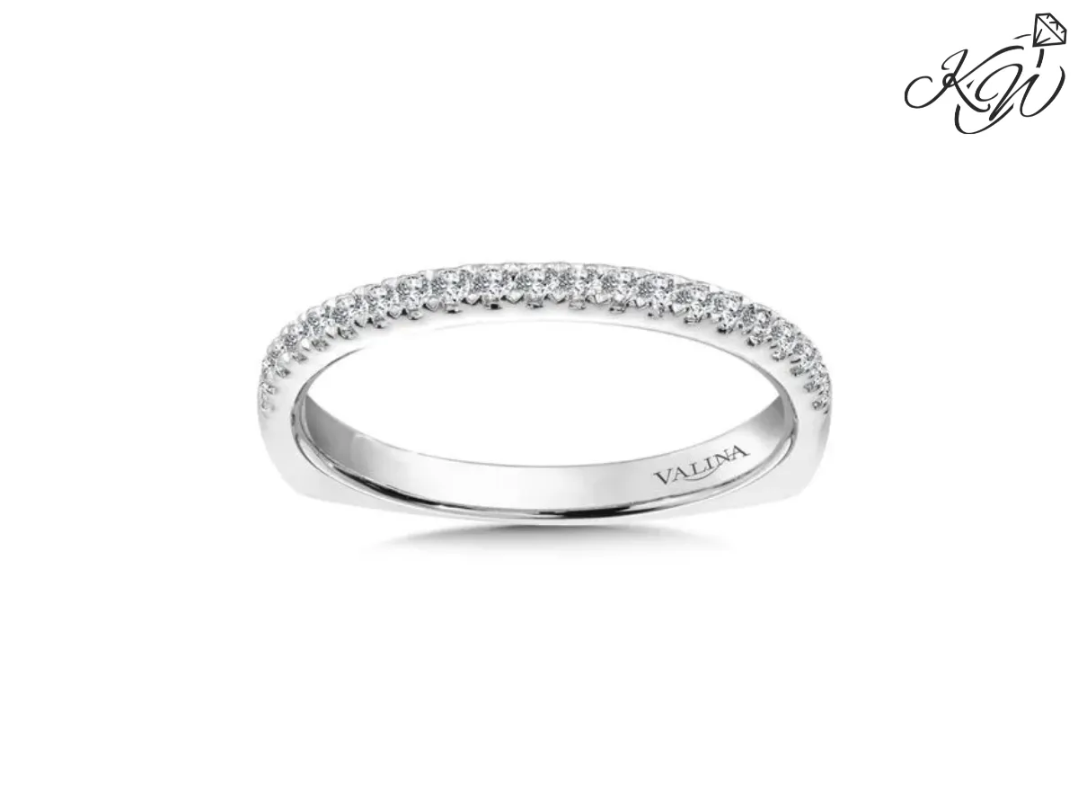 Classic diamond wedding band in white gold