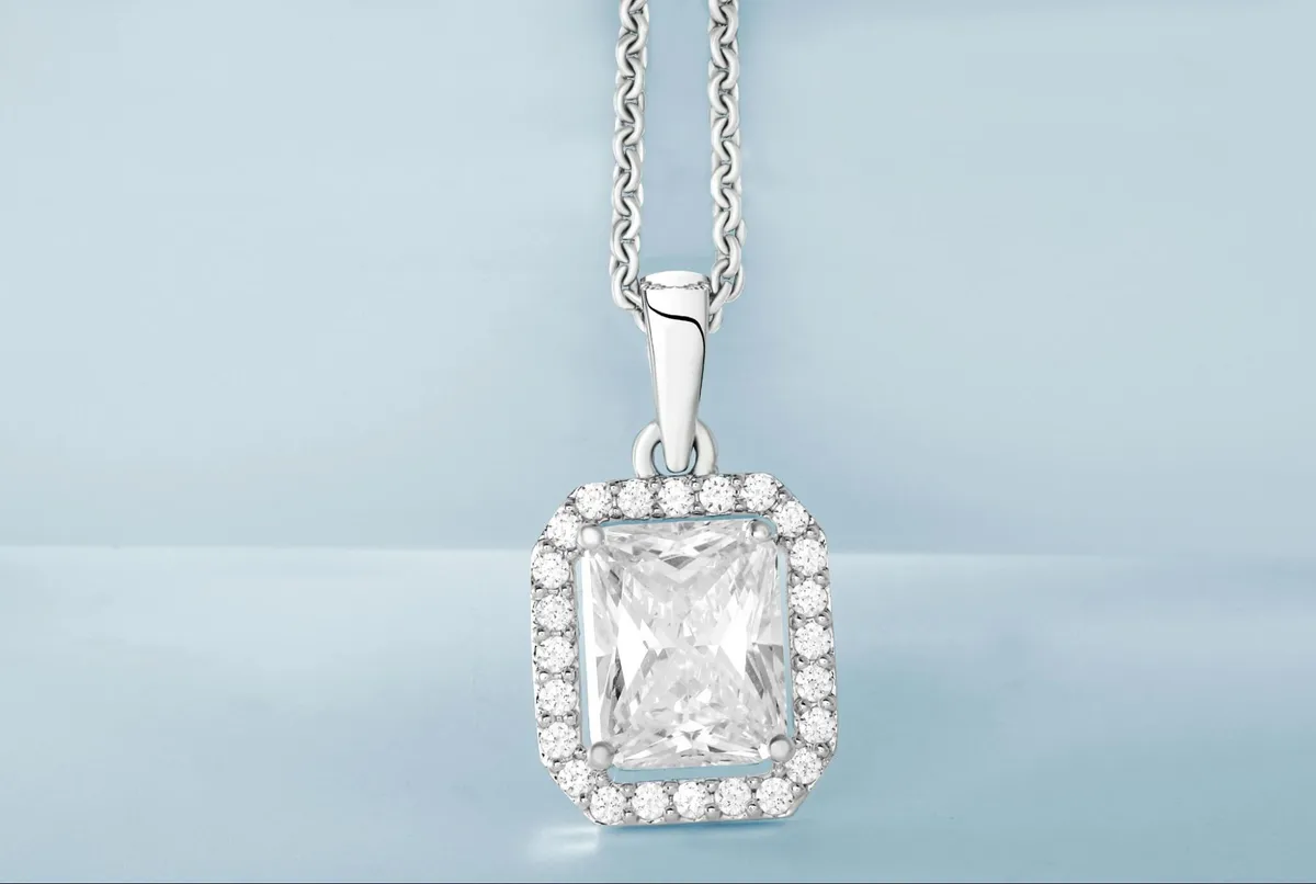 Must Have Diamond Necklace Styles for Winter Festivities:Enhance Holiday Glamour