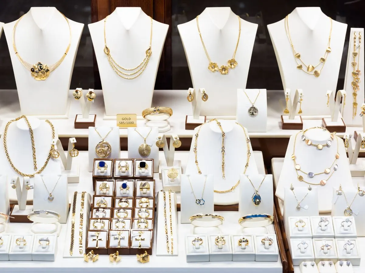 Why Simple Jewelry Works for Everyday Outfits