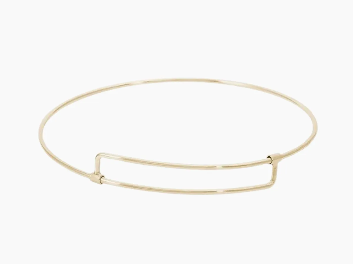Thin gold bracelet with bar detail