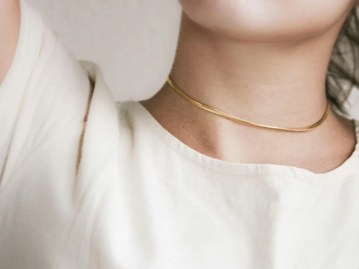How to Wear a Simple Chain Choker with Layered Looks