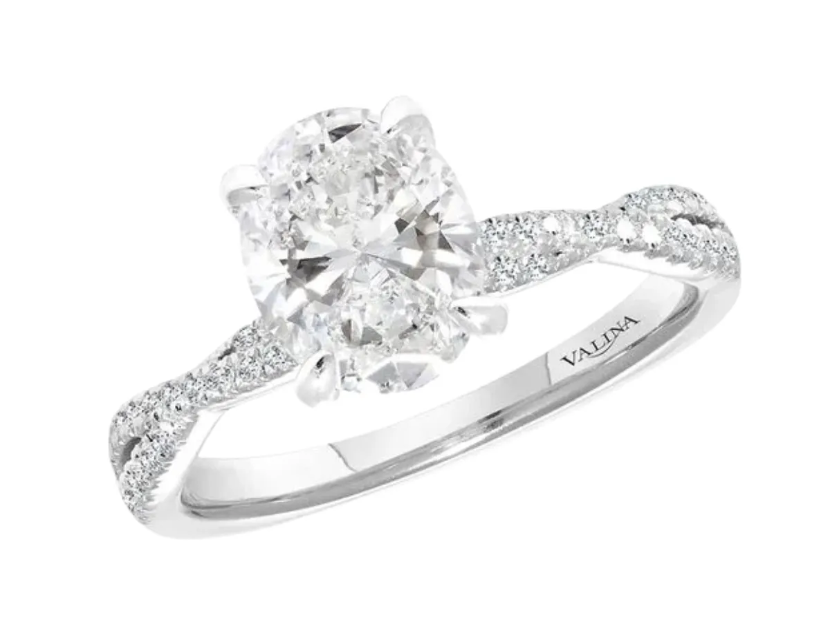 Oval diamond ring with twisted band