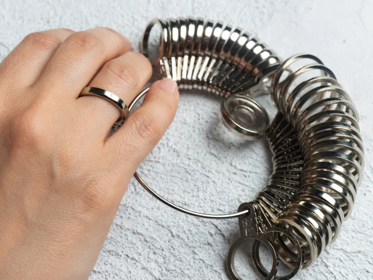Hand using metal ring sizer set