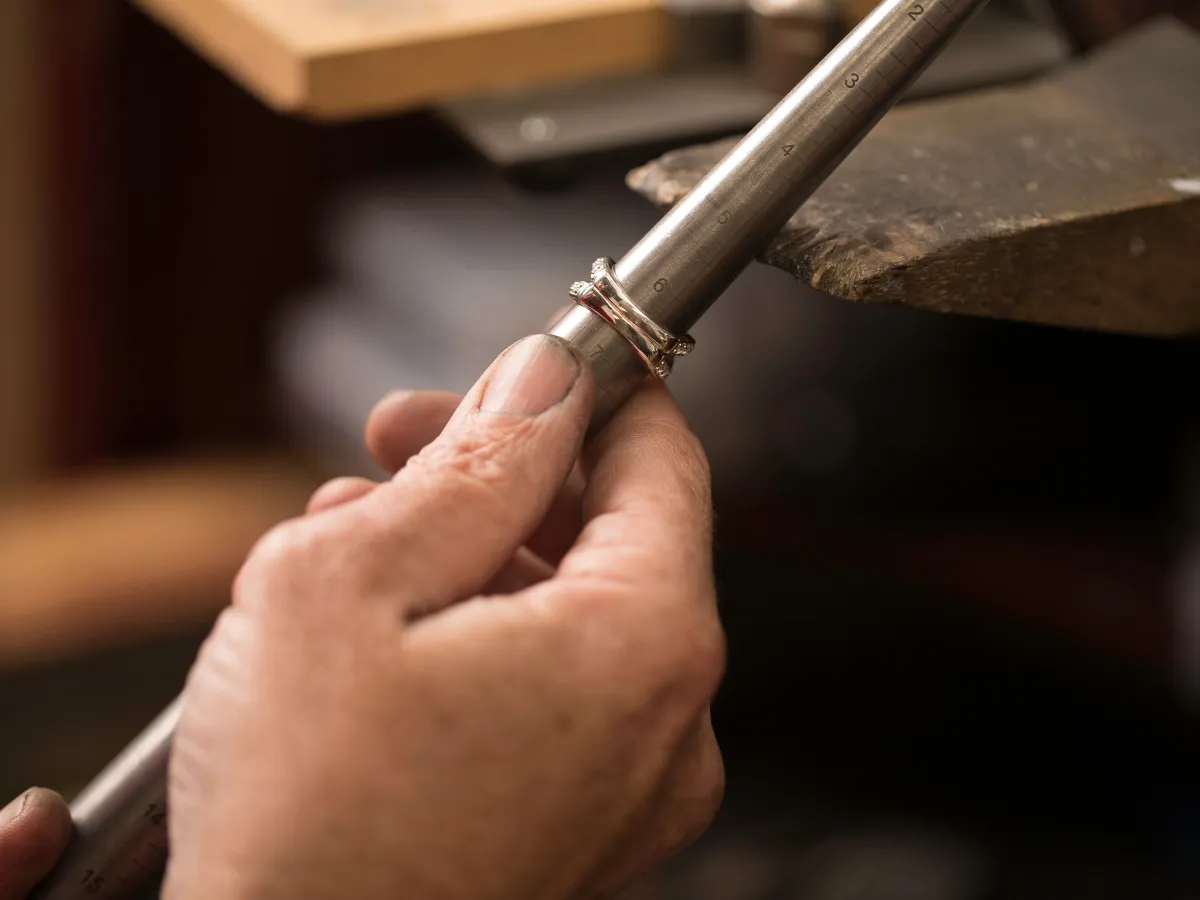 Jeweler sizing rings with mandrel tool