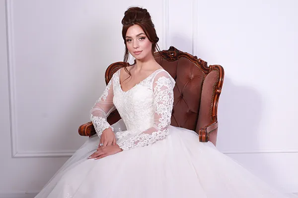 Glamorous: Indulging in the luxury of Hollywood glamour adds an element of opulence to your special day. Our glamorous collectio