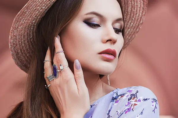 Personal Expression: Above all, choose jewelry that resonates with your personal style and imbues you with confidence. Whether y