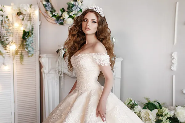 Modern: Stepping into the contemporary realm, the modern bridal style is characterized by sleek lines, bold designs, and innovat