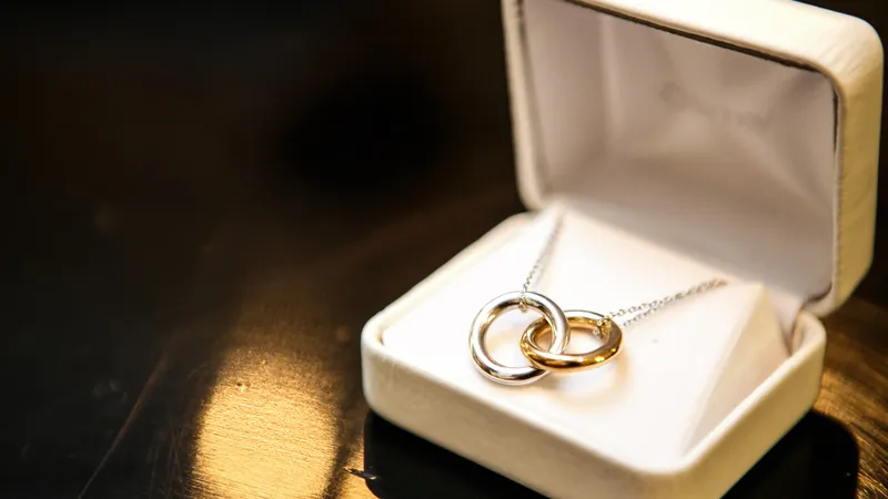 Read article: How to Style Mixed Metals