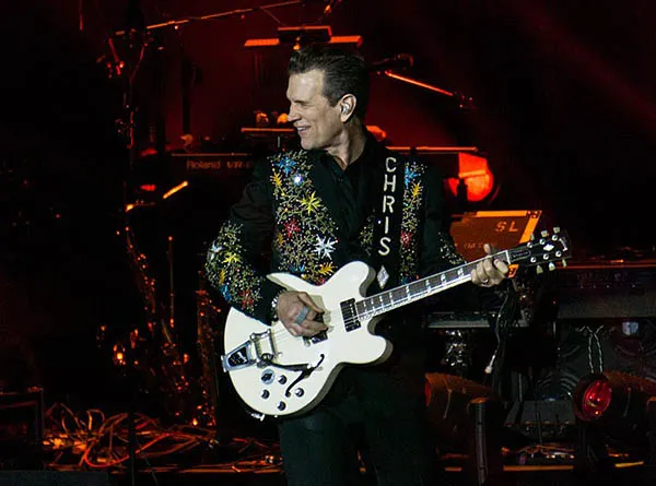 Music Friday: Chris Isaak Offers Sagely Dating Advice in 2002's 'Notice the Ring