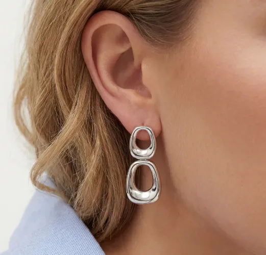 Gold pointed earrings with sparkling diamonds, perfect for elegant occasions.