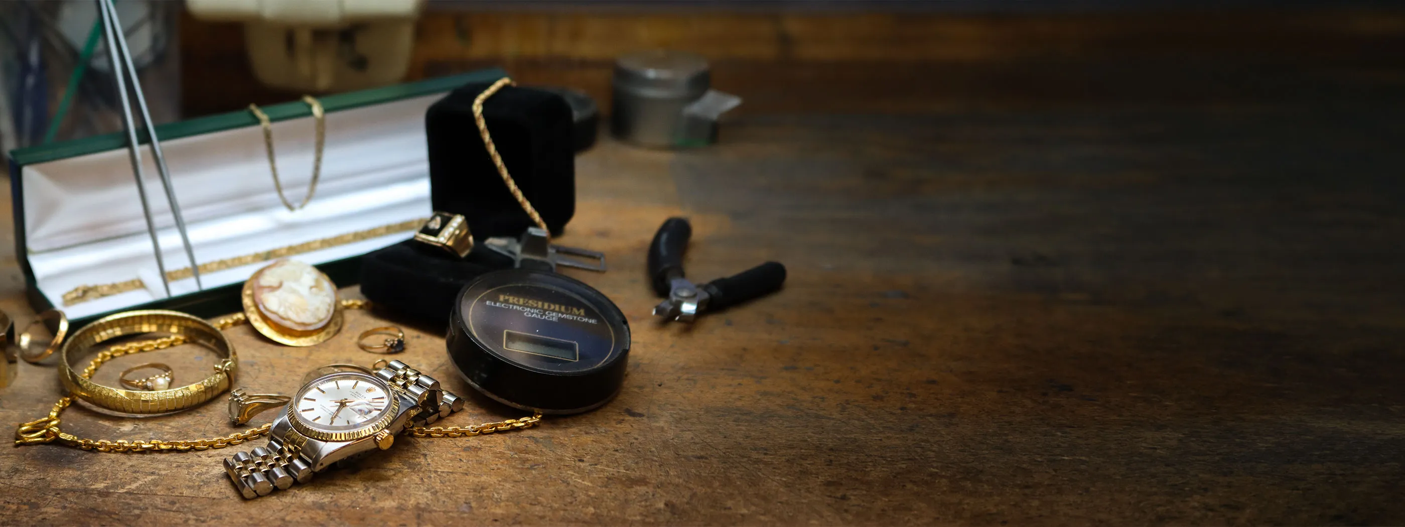 We Buy Old & Used Jewelry Do you have old jewelry that you are no longer wearing? We will buy it!Whether it's a beautiful ring with fine gemstones, or broken scrap metal&mdash;we purchase all precious metals (gold, silver, & platinum). We adjust our prices each and every day to reflect the current metal market, and offer no-obligation quotes to sell your jewelry.Set up an appointment today to come in and we'll provide you with an offer! Miners Den Jewelers Royal Oak, MI