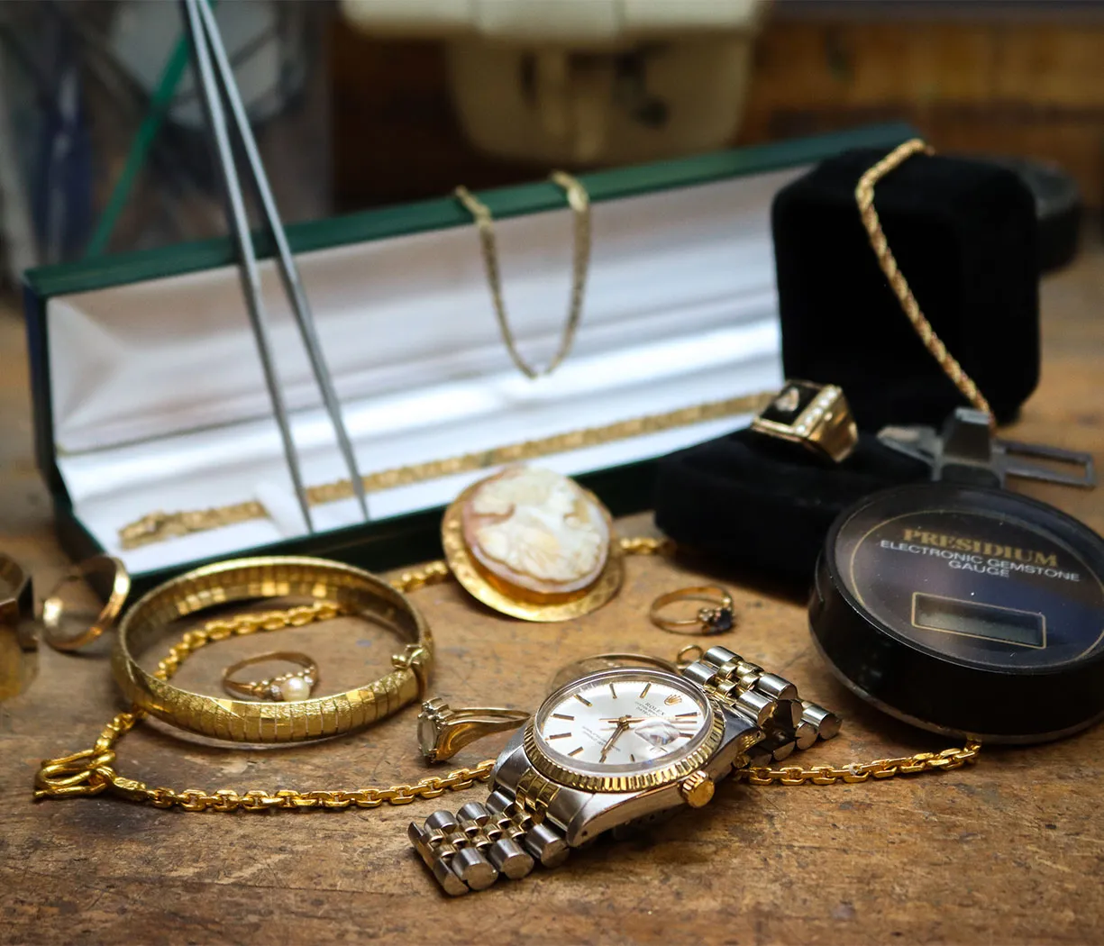 We Buy Old & Used Jewelry Do you have old jewelry that you are no longer wearing? We will buy it!Whether it's a beautiful ring with fine gemstones, or broken scrap metal&mdash;we purchase all precious metals (gold, silver, & platinum). We adjust our prices each and every day to reflect the current metal market, and offer no-obligation quotes to sell your jewelry.Set up an appointment today to come in and we'll provide you with an offer! Miners Den Jewelers Royal Oak, MI