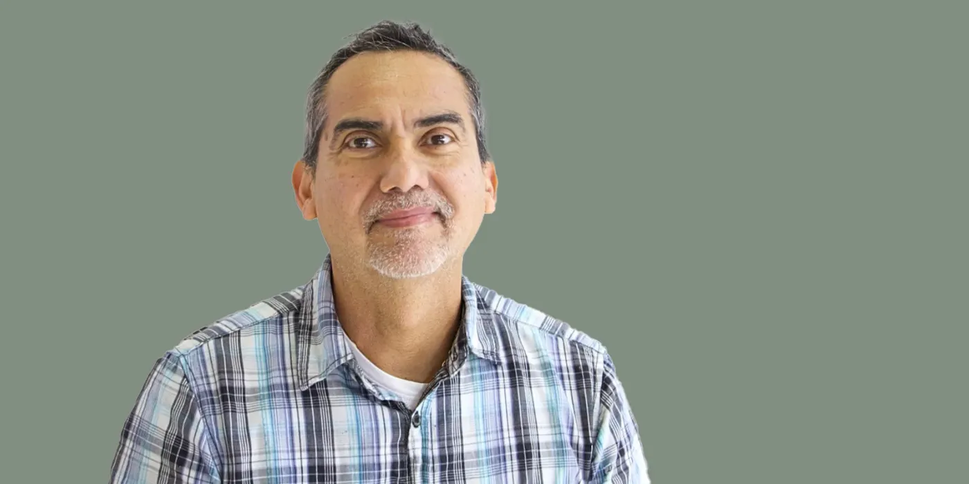 Headshot of Francisco Sarmiento on a green background