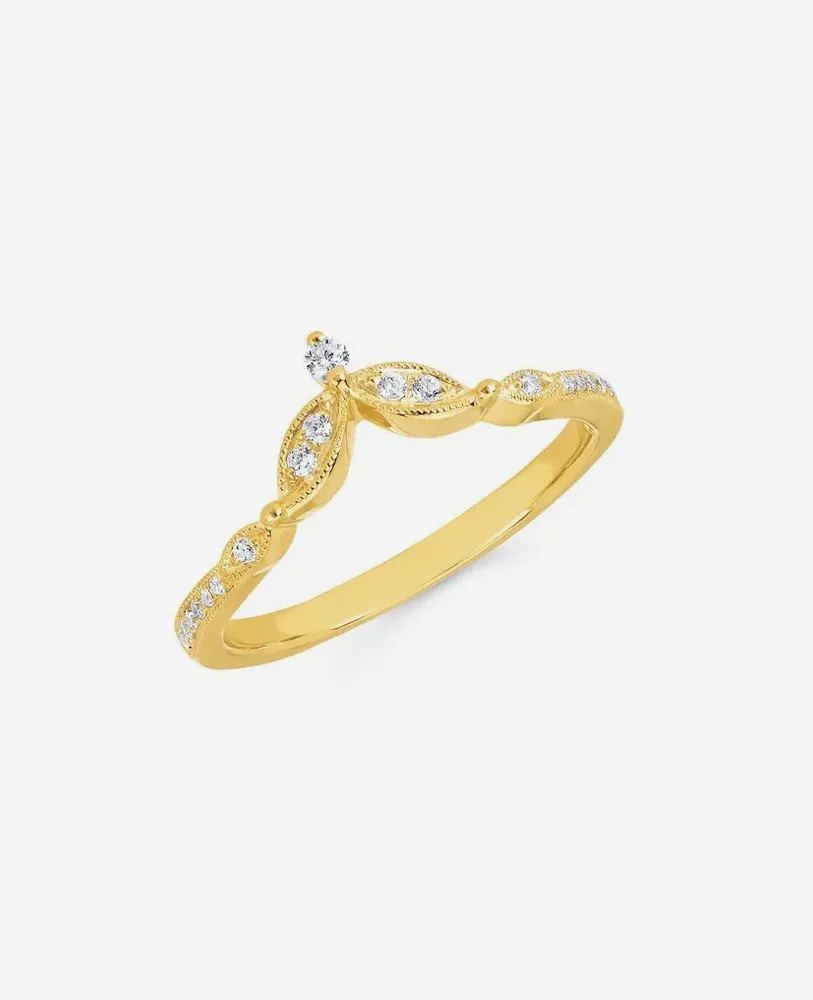 Elegant gold ring with sparkling diamonds, perfect for weddings.