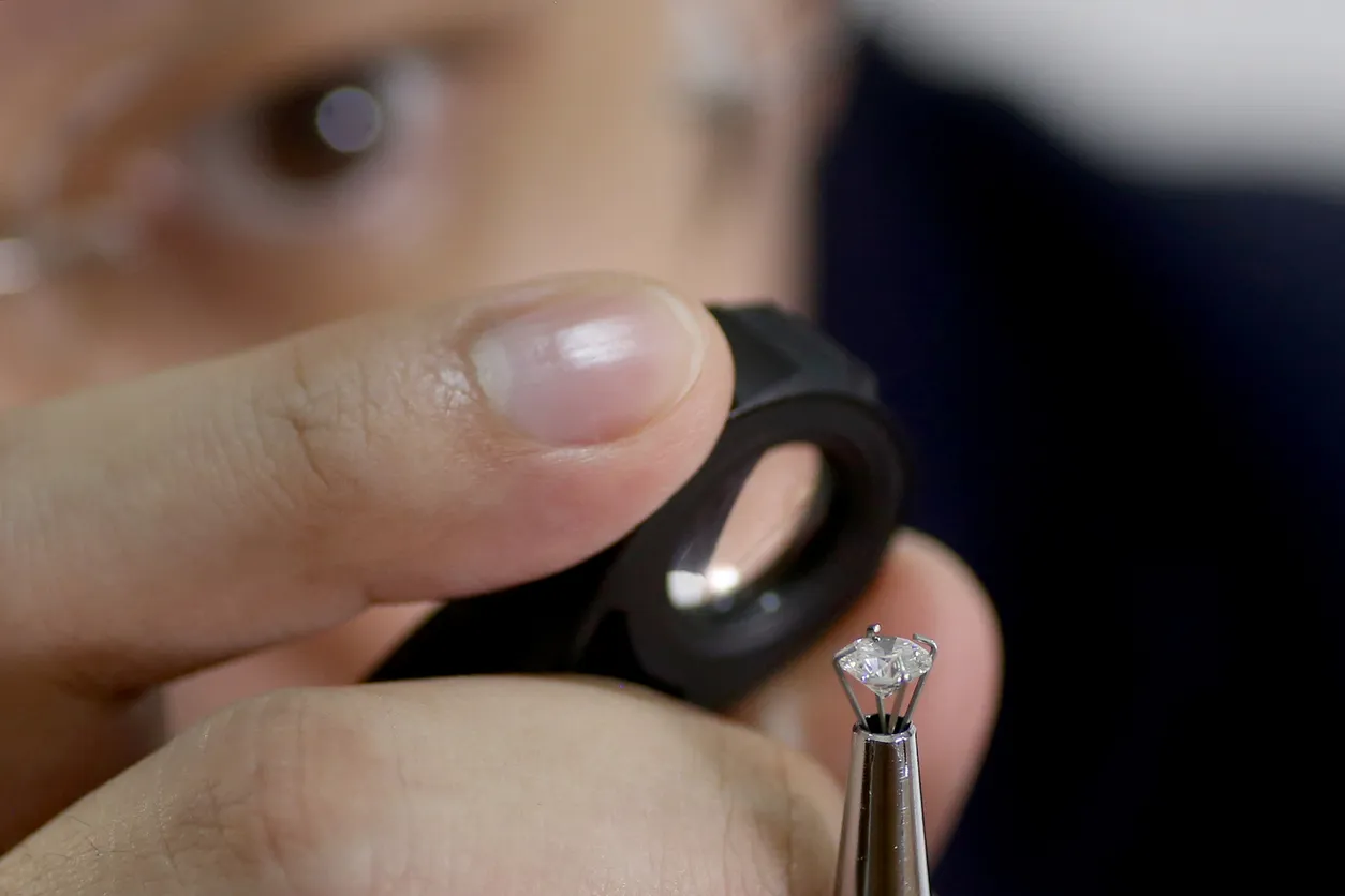 4POLISH THE DIAMOND Diamonds are faceted into desired shapes by skilled diamond cutters using the same tools and techniques that are used for mined diamonds. Orin Jewelers Northville, MI