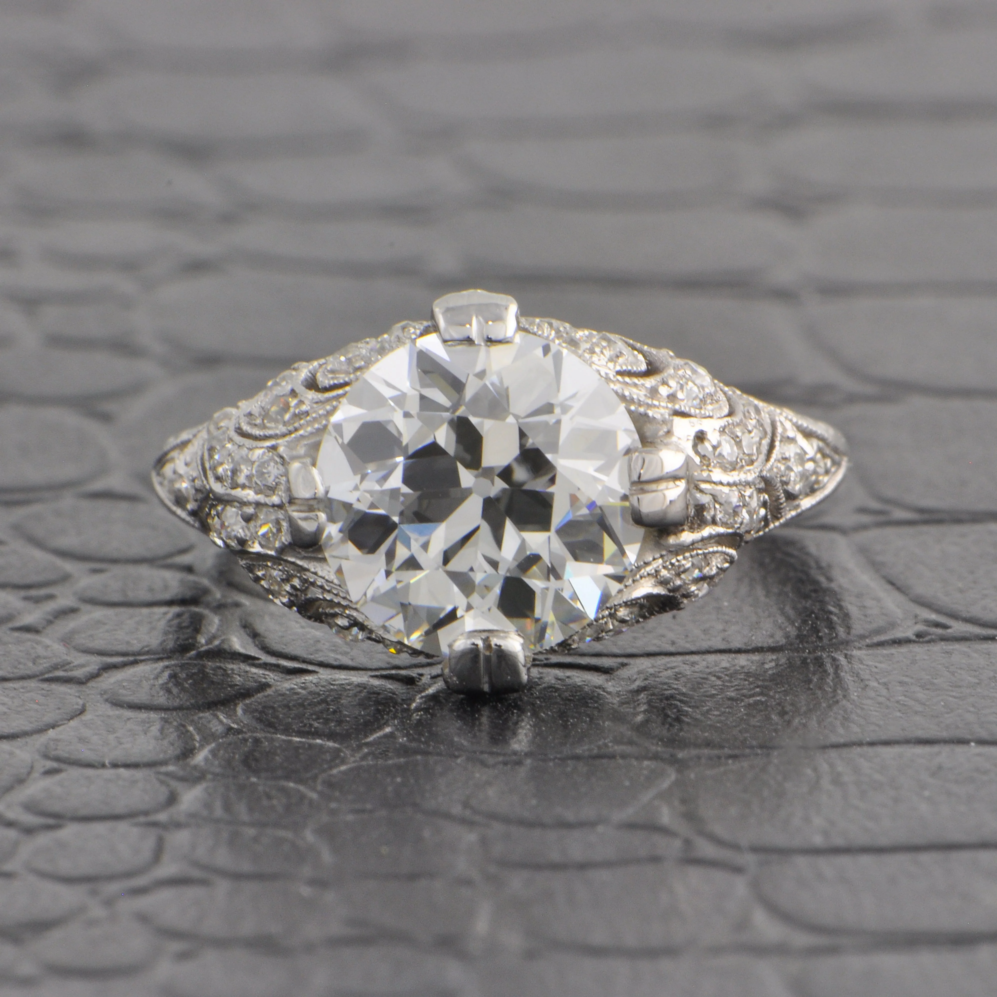 Read article: Perry's Diamonds & Estate Jewelry Engagement Ring Buying Guide