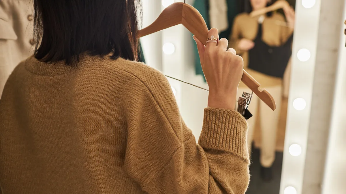 What to Wear for Engagement Photos So Your Ring Stands Out