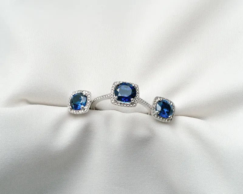 Read article: 10 Common Engagement Ring Shopping Mistakes to Avoid