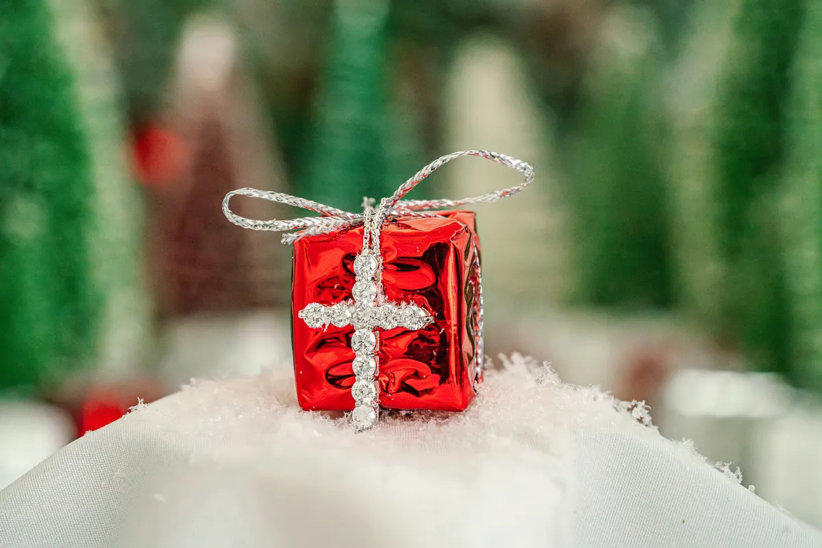 Top Holiday Jewelry Trends 2025: What to Wear This Festive Season