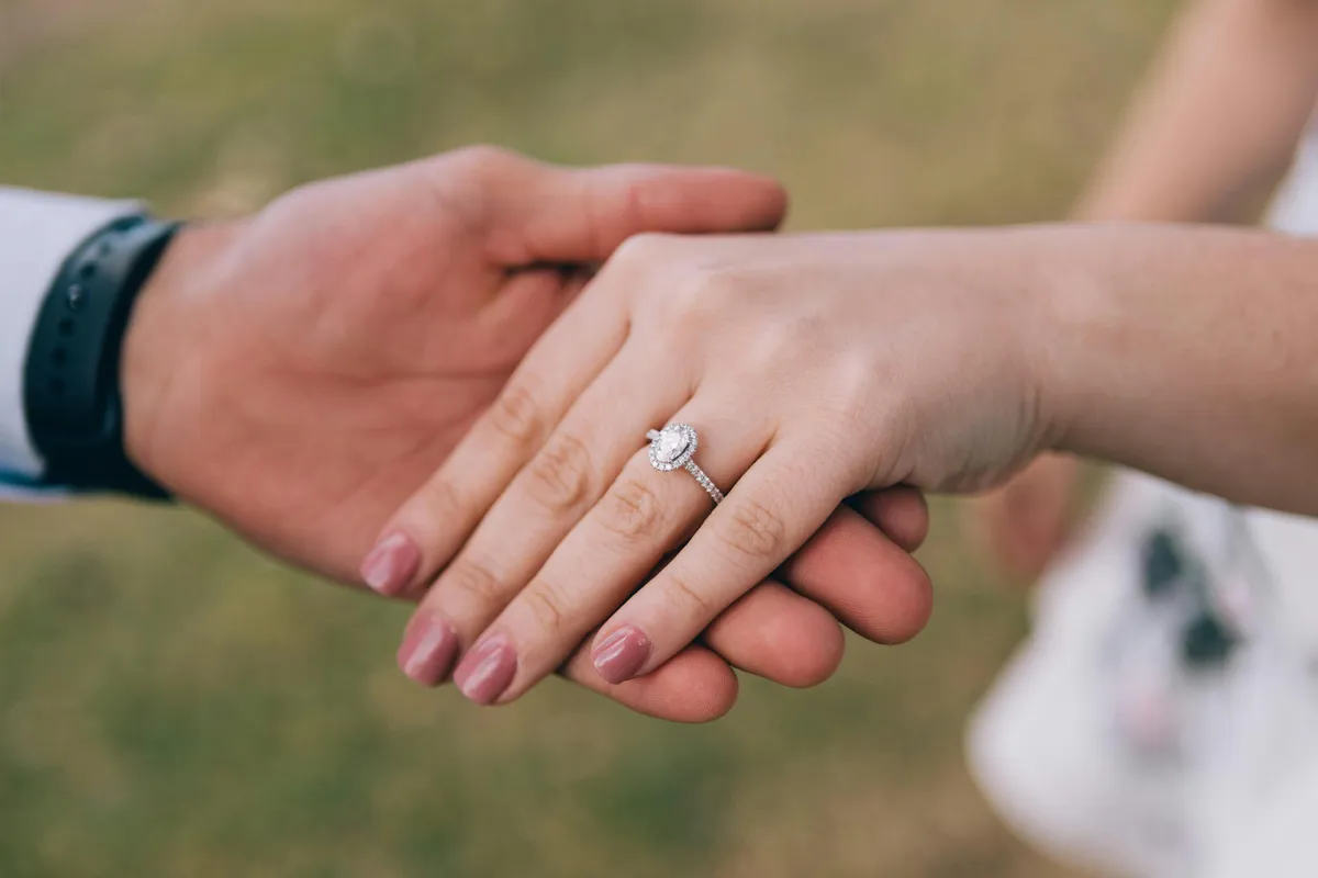 How to Choose the Perfect Engagement Ring: Zak’s Expert Guide