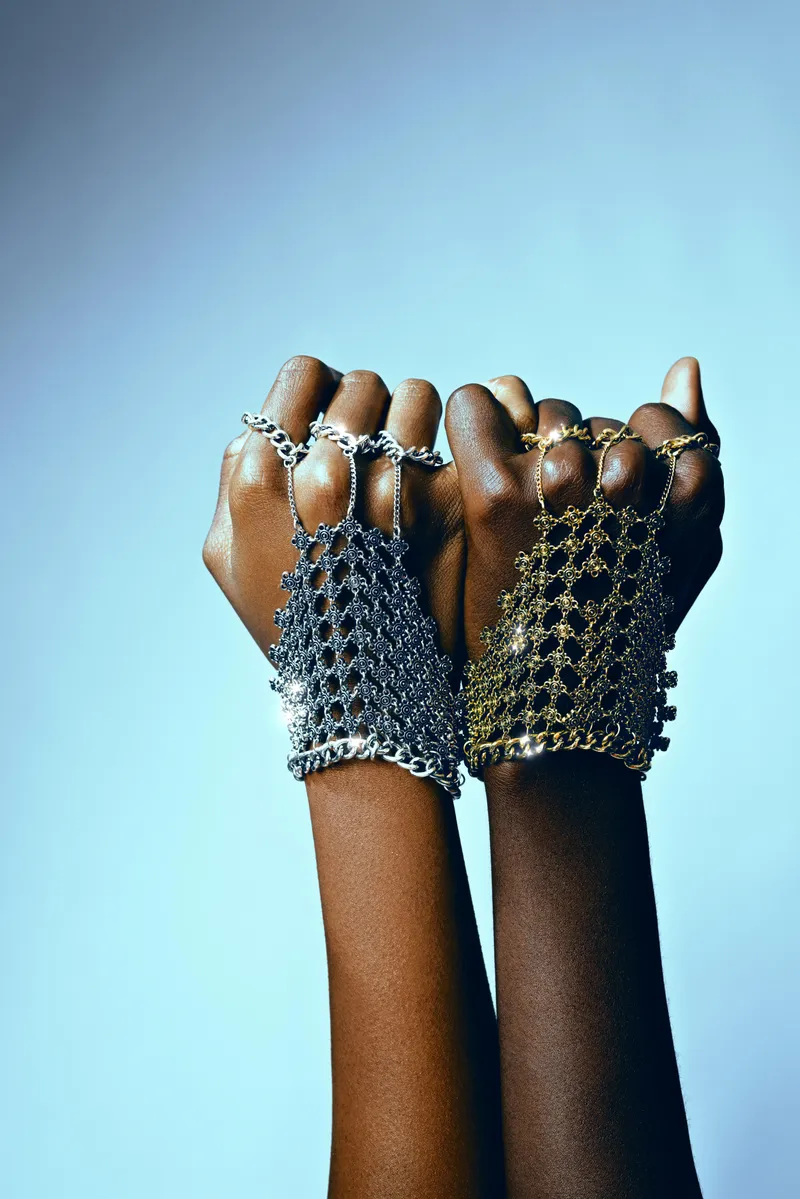 Read article: Mixing Metals: Modern Rules for Gold, Silver & Rose Gold