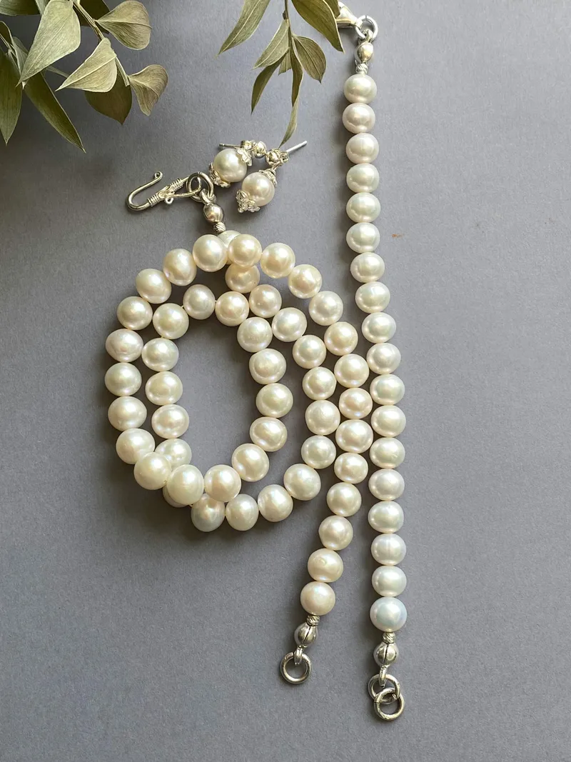 Read article: Modern Pearl Jewelry Trends: Bold, Sculptural & Effortless Style