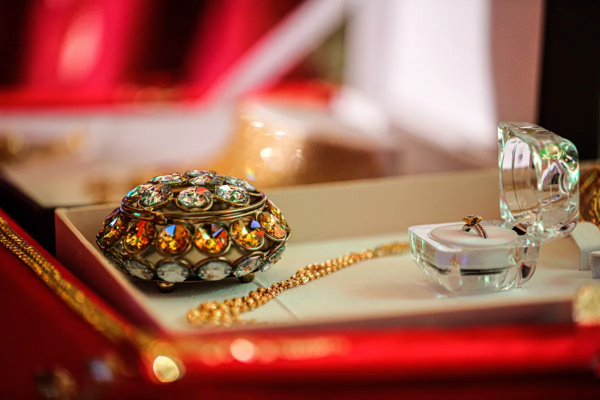 Anniversary Jewelry by Year: Modern Gifts That Shine