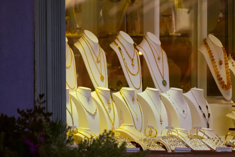 Read article: Luxury Jewelry Shopping Paradise Valley: Buyer Guide