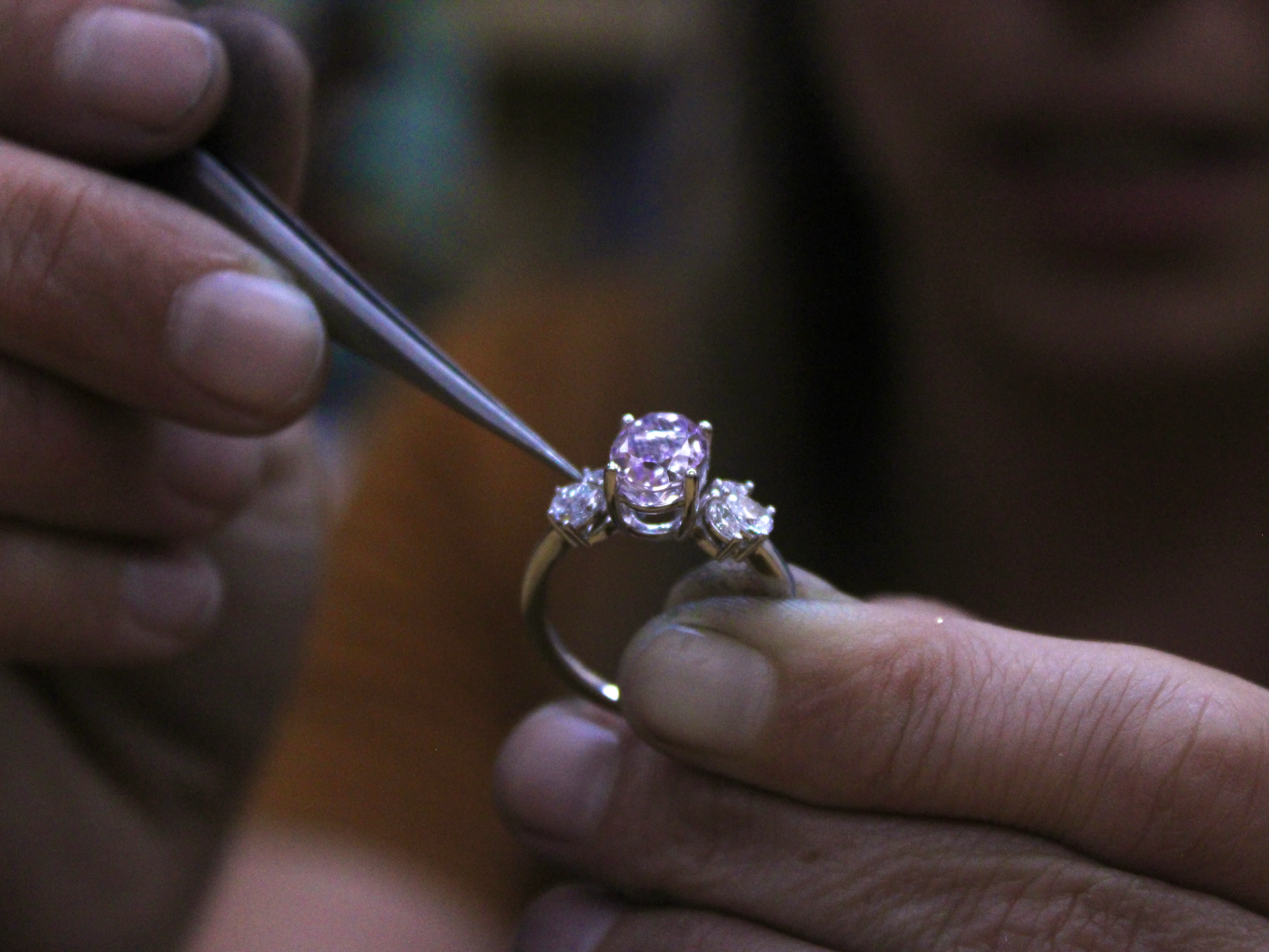 Meet the Goldsmith Lizzie, the one turning these works of art into real jewelry, has been making custom pieces for 10 years. Che