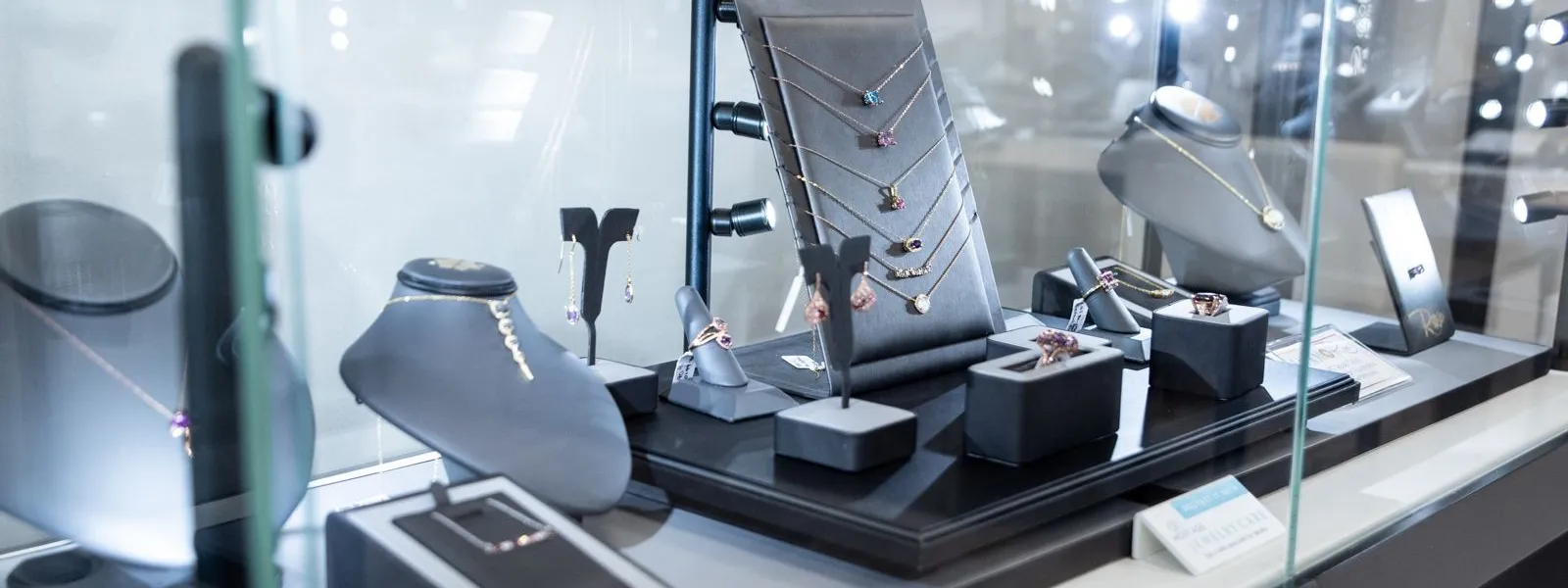 Contact Us We're happy to help you with any and all jewelry needs that you might have with questions or concerns that may come up in your jewelry buying journey. Rox Atlanta Jewelers Decatur, GA