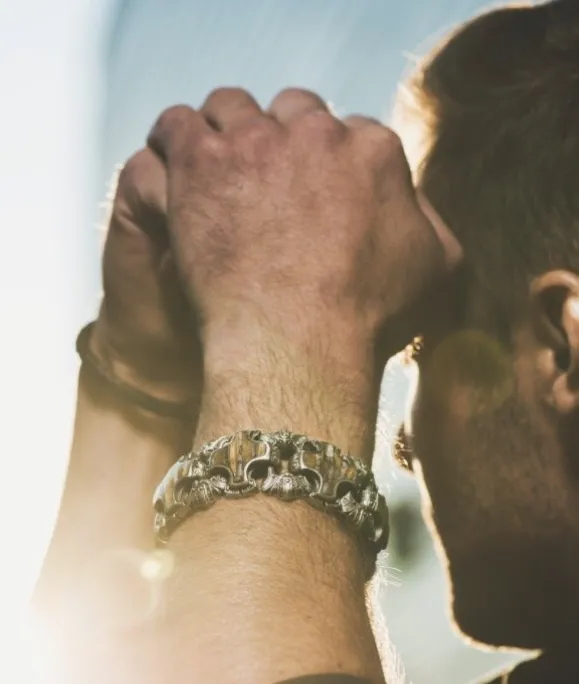 William Henry The seamless integration of classic natural materials, precious metals & gemstones, and state-of-the-art alloys is a hallmark of William Henry’s work. But what makes this brand so distinctive is that it has proudly retained the aura and feel of an artisan workshop, where most pieces are designed and created exclusively in limited, often unique editions. Saxons Fine Jewelers Bend, OR