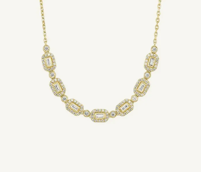 Elegant gold necklace with sparkling diamonds, perfect for gifting.