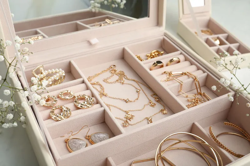 Read article: Embracing Autumn Through Golden Jewelry