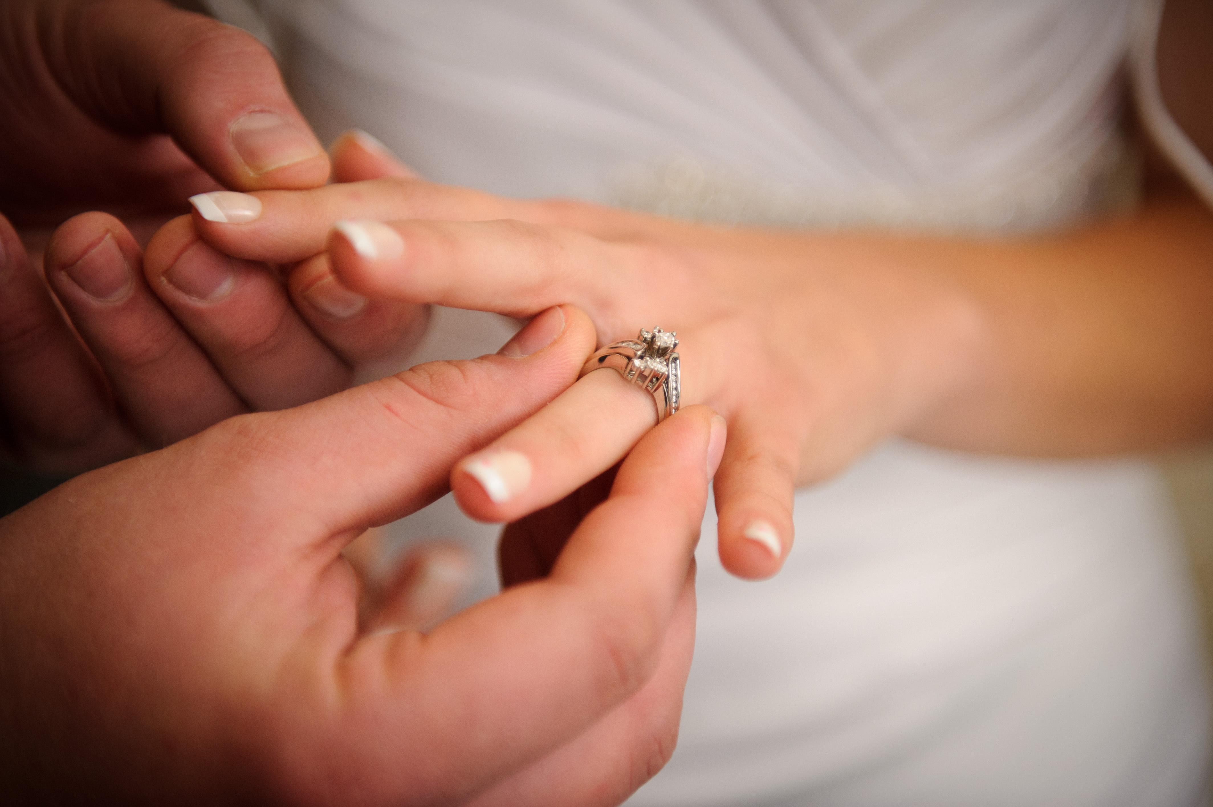 Даме пальчик. Надевает кольцо на палец. Обручальное кольцо. Обручальное кольцо на пальце. Обручальные кольца на руках.