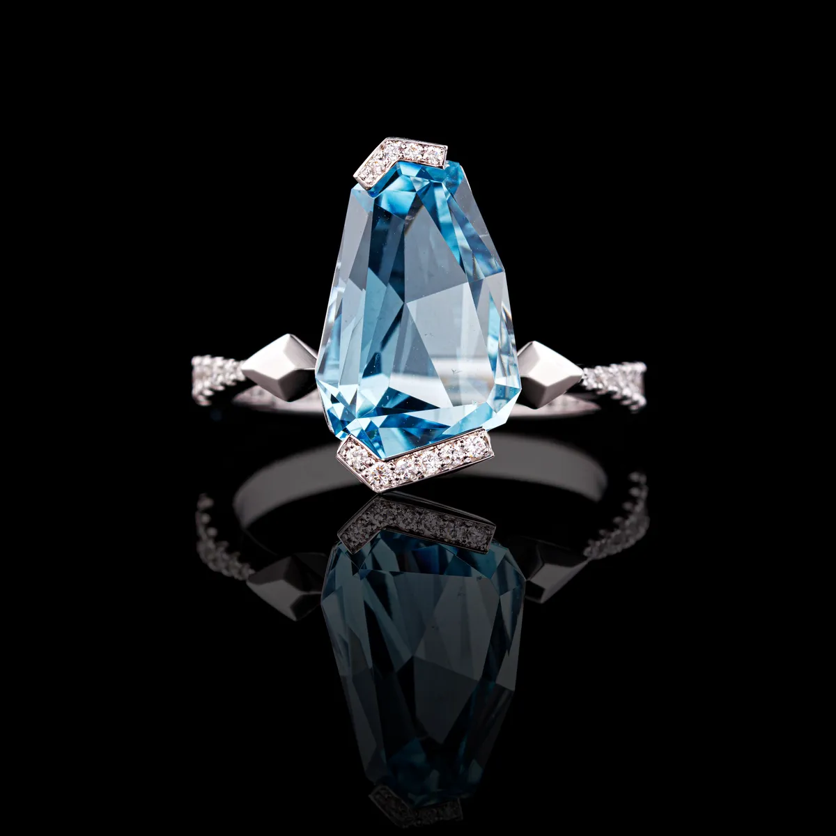 Marching into Spring with Aquamarine: The irresistible Charm of March Birthstone
